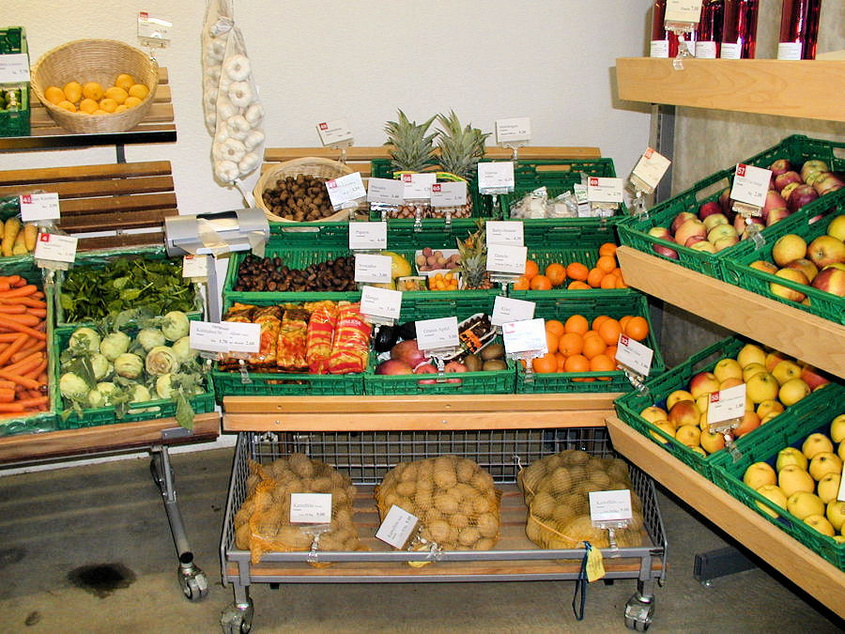 In unserem Hofladen finden Sie ein breites Sortiment an Obst und Gemüse.